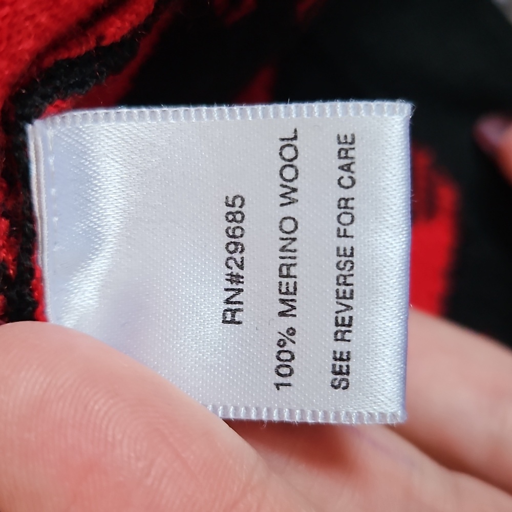 Pendleton Women's Red and Black Sweater - Picture 8 of 8